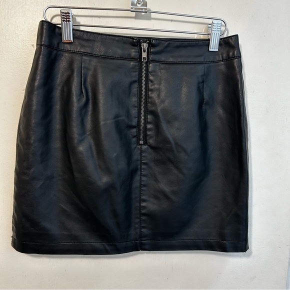 Atmosphere Women’s black vegan leather mini skirt, front zip pockets. Size 6 - Picture 4 of 10